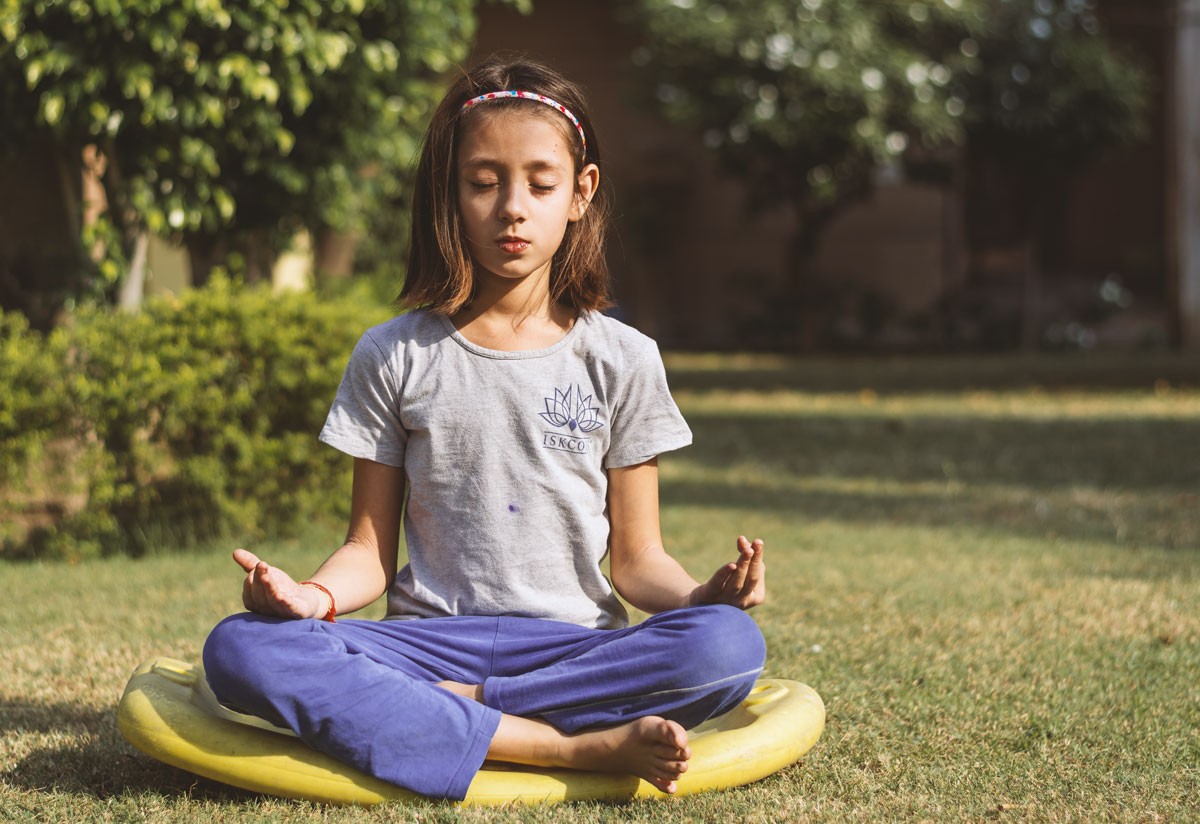 Practicar yoga con niños: 5 consejos y 2 clases online